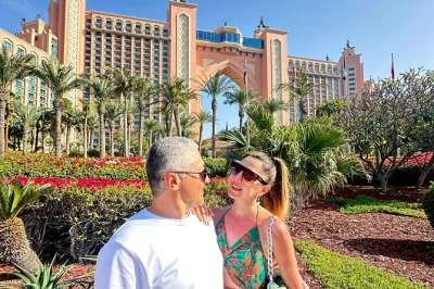 Descubre el gold souk de dubai, pasea por al seef junto a dubai creek y admira palm jumeirah y dubai frame. incluye recogida en hotel, guía local y suv de lujo.