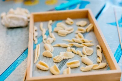 Descubra a sicília em uma aula de culinária com vista para o mar perto de taormina, com o chef mimmo, aprendendo a fazer massas, degustando vinhos e curtindo um almoço relaxante na praia.