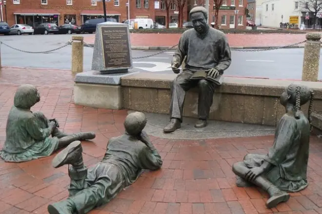 Annapolis Scavenger Hunt: App-Led Adventure Through Red Bricks