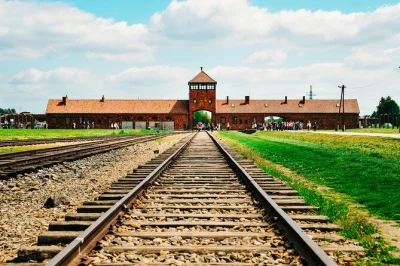 Départ de krakow avec prise en charge à l’hôtel, voyage confortable et visite guidée en direct d’auschwitz-birkenau. casque audio, guide agréé et transport retour inclus.