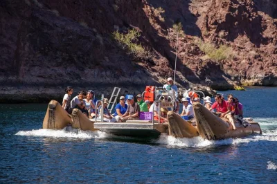 Deslize pelo rio colorado sob a hoover dam em um passeio de rafting de 1,5h no black canyon, veja animais selvagens, relíquias históricas e aproveite lanches com guia local—equipamento incluso.