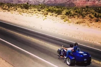 Sinta o vento do deserto em um passeio guiado de slingshot ou trike da strip de las vegas até o red rock canyon, com paradas para fotos, histórias locais e água mineral inclusa.