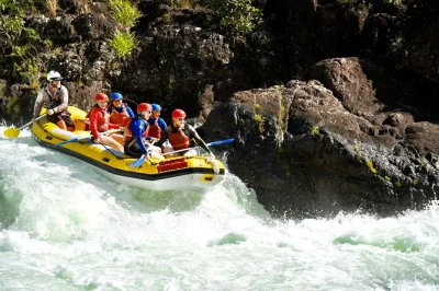 Erlebe die wilden stromschnellen des tully river bei einer ganztägigen wildwasser-rafting-tour. inklusive ausrüstung, erfahrenen guides, hoteltransfer und einer kräftigen mahlzeit unterwegs.