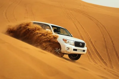 Dubai wüstensafari mit aufregendem dune bashing, arabischen süßigkeiten und entspanntem bbq-abend im wüstencamp. inklusive abholung vom hotel für einen stressfreien abend.