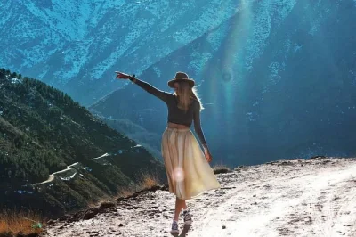 Atlasgebirge, berber-dörfer und agafay-wüste: genieße minztee, wanderungen zu wasserfällen und einen kamelritt – mit abholung in marrakesch und lokalem guide.