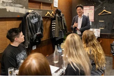 Découvrez l’ambiance unique de shinjuku golden gai à tokyo en dégustant des sakés rares avec un sommelier certifié. 6-7 sakés, conseils d’accords et histoires locales inclus.