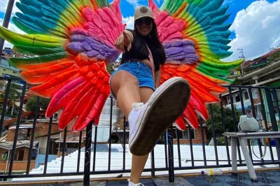 Descubre la transformación de medellín con guía local: sube al metrocable, recorre el arte urbano de comuna 13 y disfruta un almuerzo típico. incluye recogida en hotel.