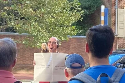 Découvrez old city à philadelphie avec une visite à pied mêlant magie de rue, humour et histoires insolites, guidée par un magicien local. arrêts en plein air inclus.