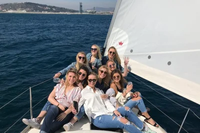 Sinta a brisa do mar em um cruzeiro de vela em barcelona com open bar, petiscos leves e chance de nadar—saindo da marina port vell com um skipper local.