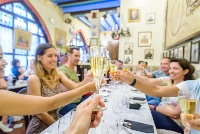 Descubra barcelona de e-bike passando por el born, parc de la ciutadella e barceloneta, terminando com tapas e vinho em grupo pequeno.