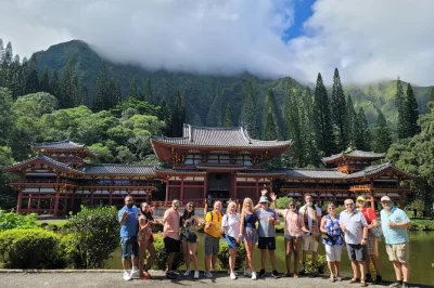 Oahu entdecken: ruhe im byodo-in tempel, frische macadamias probieren, unter dem waimea wasserfall schwimmen. inklusive hoteltransfer, eintritt und lokaler guide für einen perfekten tag.