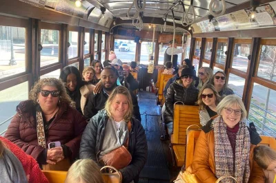 Embarque no bonde vintage de dallas para um tour guiado pelo uptown, com degustações generosas em restaurantes locais e acesso exclusivo ao histórico trolley barn.
