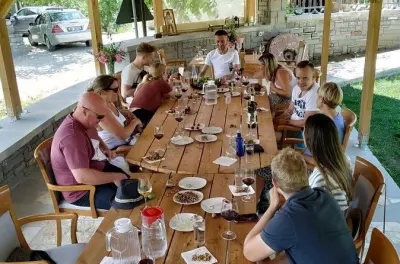 Degustação de vinhos em Berat com visita ao castelo e almoço na vila