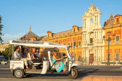 Erlebe sevilla hautnah in einem privaten eco tuk tuk, gleite vorbei an plaza de españa & triana mit lokalem guide und fotostopps. jetzt platz sichern.