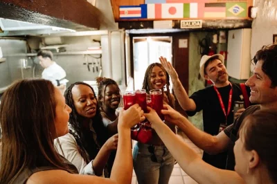 Commencez votre soirée à madrid par une tournée de tapas dans des tavernes historiques, dégustez des boissons locales et écoutez les anecdotes d’un guide passionné. quatre arrêts gourmands et