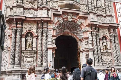 Scopri lima tra parque del amor, huaca pucllana, plaza mayor e le catacombe di san francisco in un tour guidato di mezza giornata con pick-up incluso.