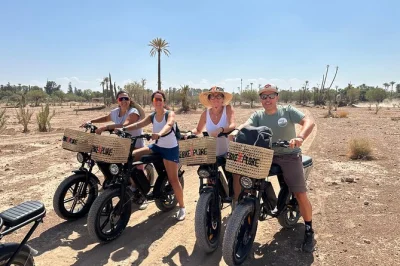 Erlebe marrakesch hautnah auf einer e-bike-tour durch verwinkelte gassen, bunte souks und die palmeraie-oase – inklusive guide, wasserflasche und minztee-pause.