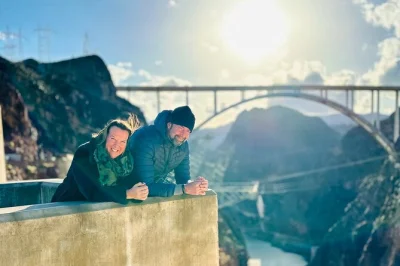 Erlebe den grand canyon west rim, spaziere über den skywalk und entdecke den hoover dam – alles ganz entspannt in deinem tempo. inklusive privatem fahrzeug, mittagessen und eintritt.