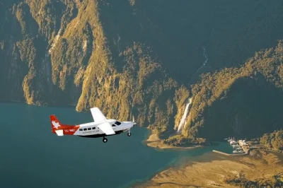 Erlebe die wilde schönheit von milford sound bei einer exklusiven bootstour, gefolgt von einem atemberaubenden rundflug zurück nach queenstown. inklusive mittagessen, kleingruppe und abholung durch 