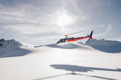 Vivi l’emozione di un volo in elicottero di 50 minuti da queenstown, sorvolando il lago wakatipu e atterrando sul ghiacciaio jura. include trasferimento e pilota esperto.