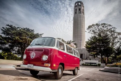 Salta a bordo di un vw bus vintage per un tour di san francisco tra 14 quartieri iconici, con soste fotografiche al golden gate bridge e alle painted ladies. guida locale e acqua inclusi.