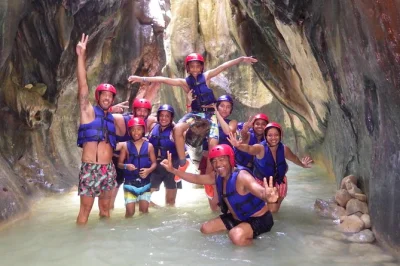 Vivi l’emozione delle cascate di damajagua vicino a puerto plata: salta, nuota e scivola tra piscine naturali con una guida locale. incluso pranzo e pick-up in hotel.