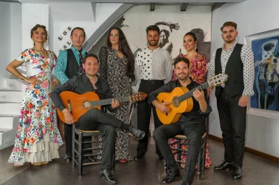 Erlebe sevillas älteste flamenco-bühne in santa cruz mit live-musik, leidenschaftlichem tanz und preisgekrönten künstlern. inklusive eintrittskarte.