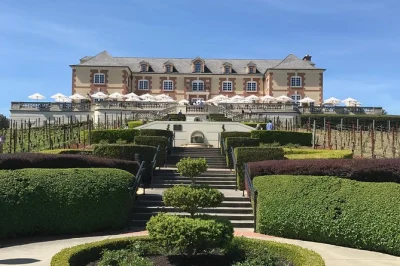 Inizia la giornata al golden gate bridge, assapora vini frizzanti e visita le migliori cantine di napa e sonoma con una guida locale. include pick-up in hotel e itinerario personalizzato.