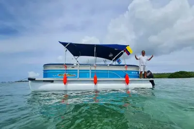 Private Pontoon Tour San Andrés: 7 hours on the Sea of 7 Colors