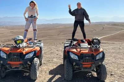 Vivi l’emozione del quad nel deserto di agafay vicino a marrakech, gusta un tè in un villaggio e approfitta del trasferimento dall’hotel. avventura di mezza giornata con guida locale inclusa.