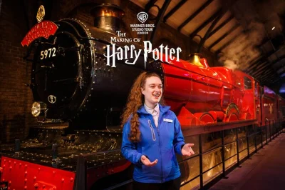 Plongez dans l’univers harry potter au warner bros. studio london, visite guidée en petit groupe, découvrez décors et accessoires authentiques, avec train aller-retour depuis le centre de londres