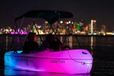 Scopri san diego bay di notte su un pedalò privato con luci al neon, musica e coperte calde. sicurezza garantita e prenotazione flessibile.