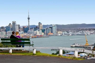 Siente el pulso de auckland, cruza el harbour bridge, pasea por las playas de north shore y sube al mt victoria para vistas panorámicas—con recogida y guía local.
