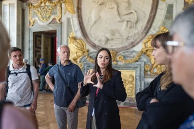 Visita versailles con ingresso salta-fila, tour guidato del palazzo e passeggiata nei giardini reali. include treno da parigi e tutti i biglietti per una giornata senza pensieri.