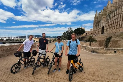 Découvrez palma en e-bike : ruelles anciennes, château de bellver, cathédrale la seu. guide local et vélo électrique inclus pour une balade inoubliable.