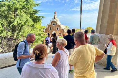 Descubra barcelona de gaudí com entrada sem fila na sagrada família e park güell, tour em grupo pequeno, transporte e guia local. inclui pausa para almoço.