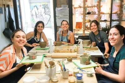 Descubra um ateliê de cerâmica em barcelona, coloque as mãos na massa e crie seu próprio vaso com a ajuda de artesãos locais. inclui ferramentas, aventais e queima no forno.