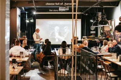 Disfruta una hora llena de risas, quesos holandeses y vinos seleccionados en la tienda old amsterdam. incluye sesión en sala de degustación y todo lo necesario para probar.
