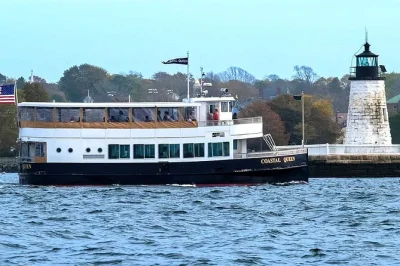 Erlebe eine entspannte bootstour ab newport durch die narragansett bay, vorbei an historischen leuchttürmen, fort adams und prächtigen hafenhäusern – mit live-erzählungen und überdachten decks.