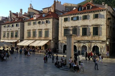 Découvrez la vieille ville de dubrovnik en petit groupe, écoutez des anecdotes locales, explorez les détails cachés et parcourez le stradun avec un guide natif. guide officiel inclus.