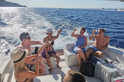 Capri bootstour ab sorrent mit max. 12 gästen, badespots, grüne & weiße grotte, faraglioni-felsen und hausgemachtem limoncello. inklusive getränke & schnorchelausrüstung.