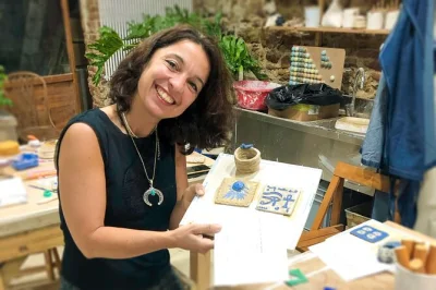 Descubra a cerâmica em barcelona num ateliê artesanal. crie dois azulejos, aprenda técnicas de decoração e converse com artistas locais. materiais inclusos.