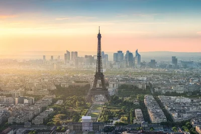 Parigi, torre eiffel: accesso riservato al 2° piano o alla sommità con guida locale, storie dal vivo e biglietti ascensore inclusi.