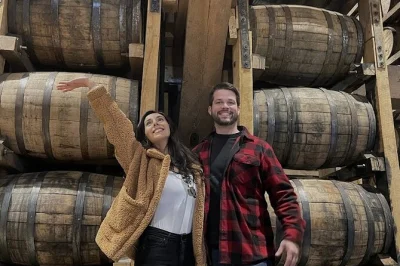 Scopri nashville con un tour alla distilleria jack daniel's, assaggia whiskey, gusta un pranzo bbq e goditi musica dal vivo con trasporto andata e ritorno incluso.