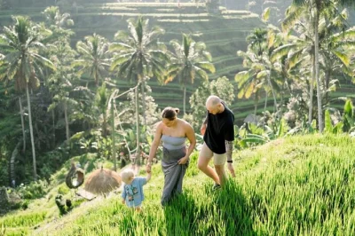 Découvrez ubud : singes dans la forêt, rizières verdoyantes de tegalalang, sources sacrées de tirta empul, et la fraîcheur de la cascade tegenungan. transport et déjeuner inclus.
