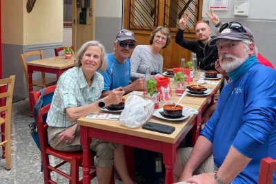 Explore o centro histórico de sorrento com um tour gastronômico local — prove queijos fresquinhos em uma fazenda familiar, gnocchi caseiro e limoncello artesanal. grupo pequeno, inclui almoço e d