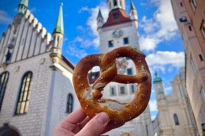 Scopri monaco con un tour gastronomico nel centro storico: assaggia weisswurst, pretzel, formaggi locali e birre nelle storiche birrerie. oltre 10 specialità con guida inclusa.