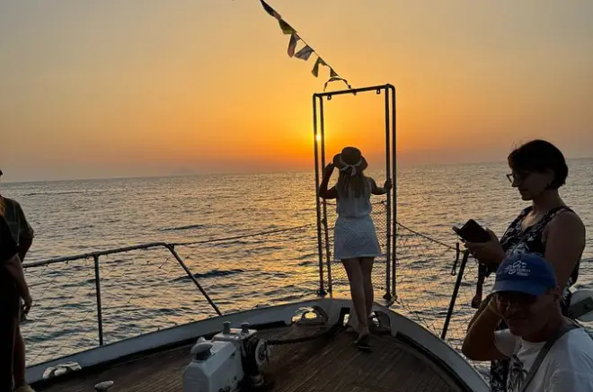 Tramonto a Tropea con nuoto in calette e vista sulle Eolie