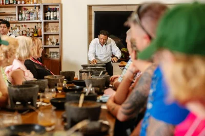 Scopri i sapori antichi dei maya a cozumel con una lezione di cucina pratica, storie locali e un pranzo con cochinita pibil e altre specialità. tutti i piatti inclusi.