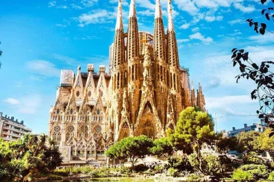 Descubra os ícones de barcelona com conforto—sagrada família, passeig de gràcia, montjuïc—com carro particular, pickup no hotel ou porto e motorista local. relaxe entre as paradas.